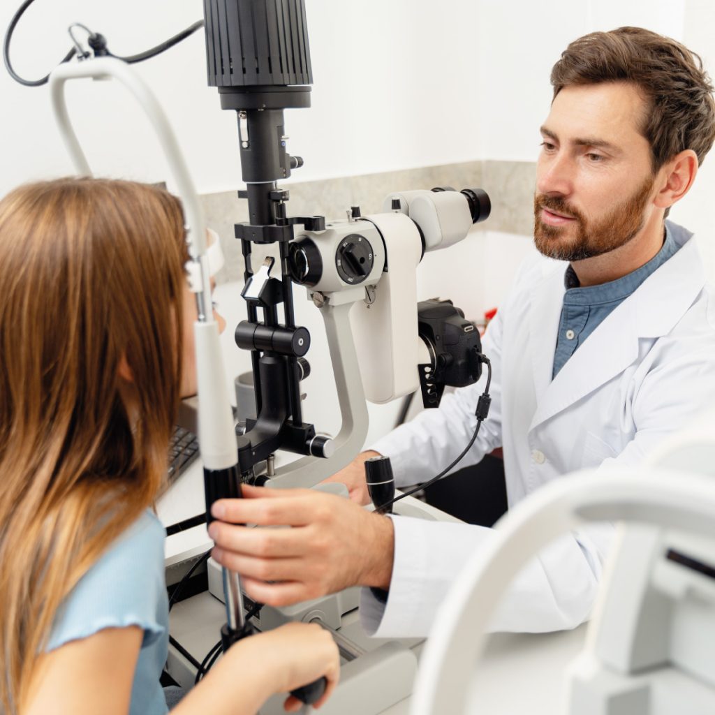 Yaman Cerrahi Tıp Merkezimizde Göz Sağlığı ve Hastalıkları bölümünde her hastaya rutin göz muayenesi yapıyoruz.
